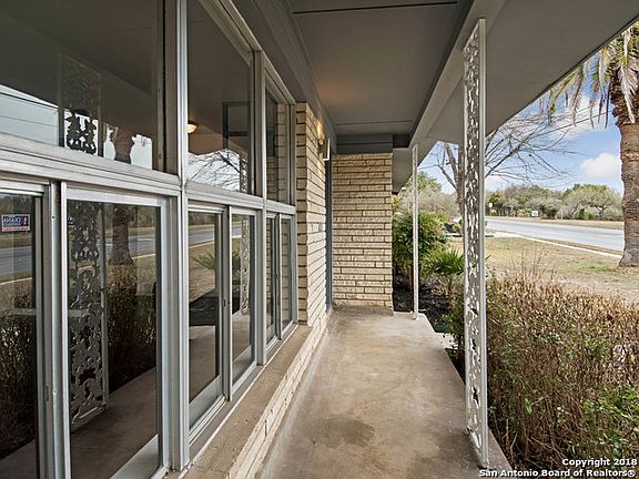 3rd image of 2311 Hillcrest Dr
