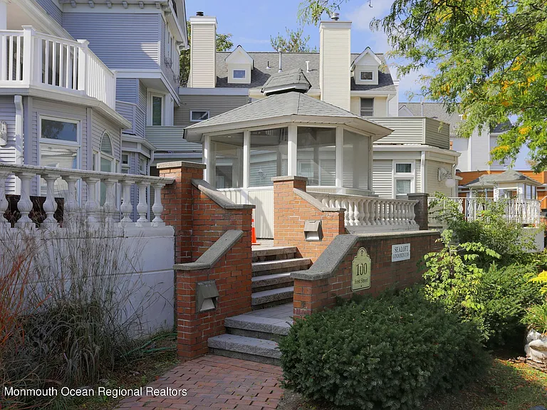 100 1st St #11 — Photo 2