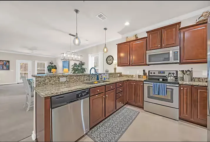 6253 Catalina Dr — Photo 4
