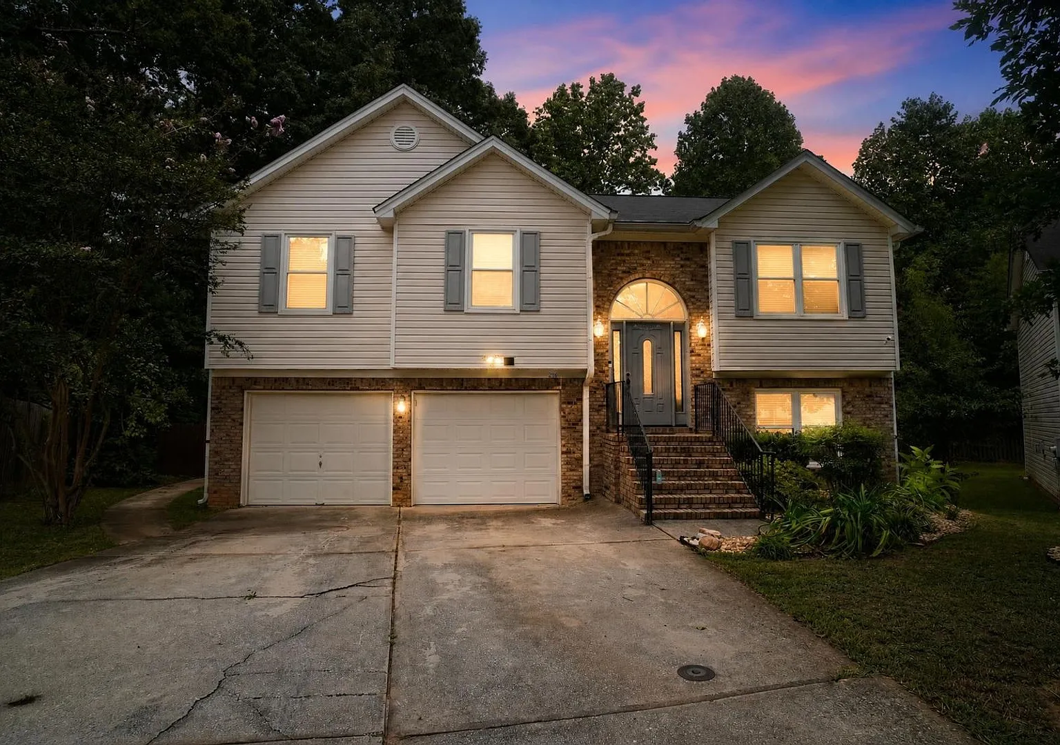 Spacious 5BR House in Ellenwood — Photo 2