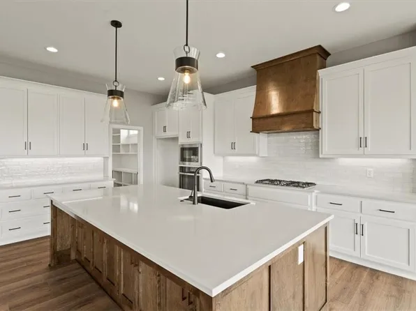 1701 SW Arbor Park Dr, Lees Summit, MO 64082