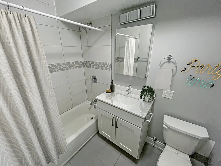Sheridan Lake - 6401 N Sheridan Rd — Photo 6