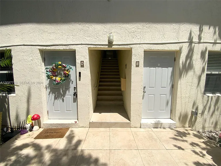530 NE 15th Ct #7 — Photo 13