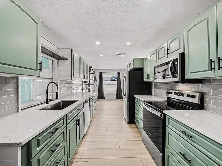 1810 Driftwood Cir S — Photo 2