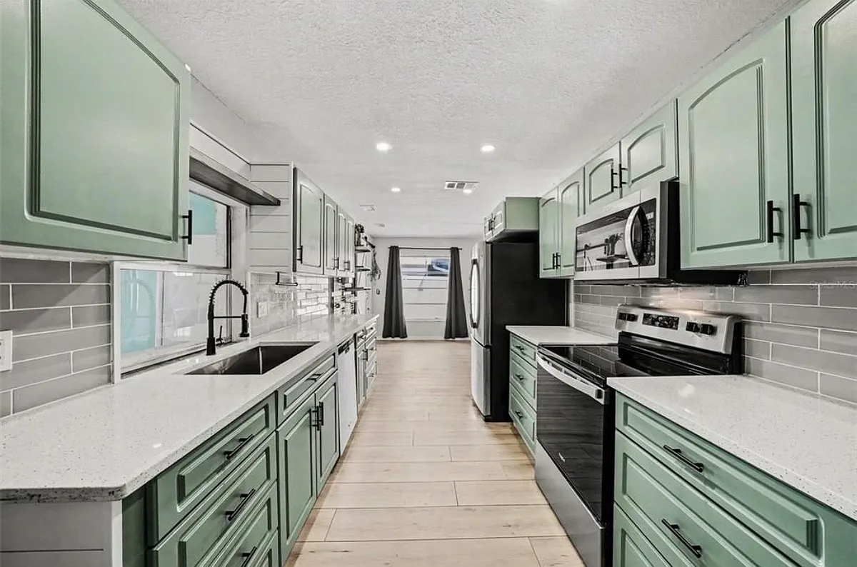 Building Photo - 1810 Driftwood Cir S