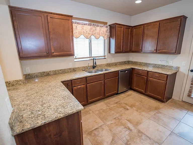 278 Bainbridge Dr — Photo 9