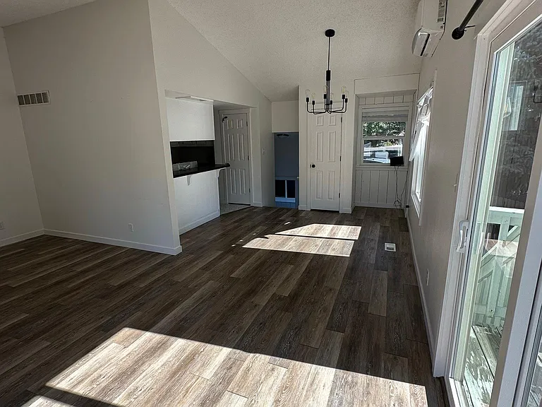 883 N Gossett Pl — Photo 2
