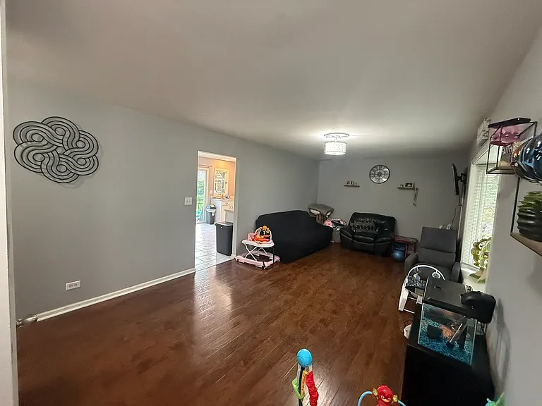 122 Gall Ln — Photo 2