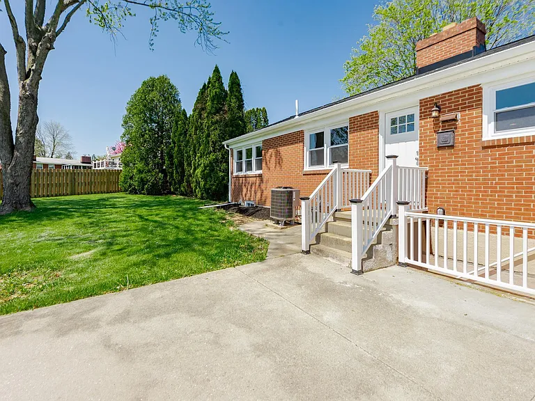 105 Meadow Rd — Photo 40