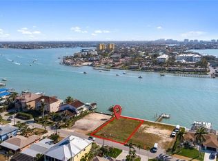 10 Pelican St E, Naples, FL 34113