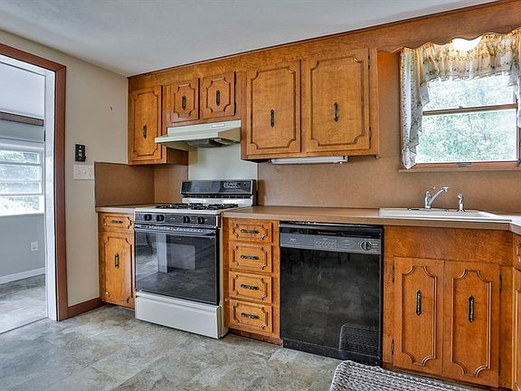 5th image of 137 Central St