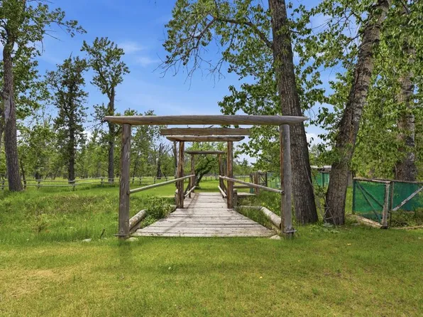 34 E Oak Ave, Okotoks, AB T1S 1K6
