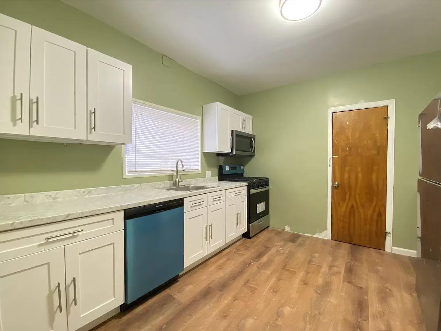 4 bed, 2334 sqft, $2,300 — Photo 2