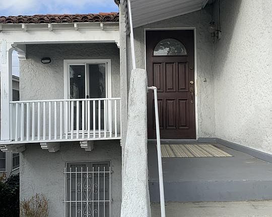 4th image of 1047 S Wooster St