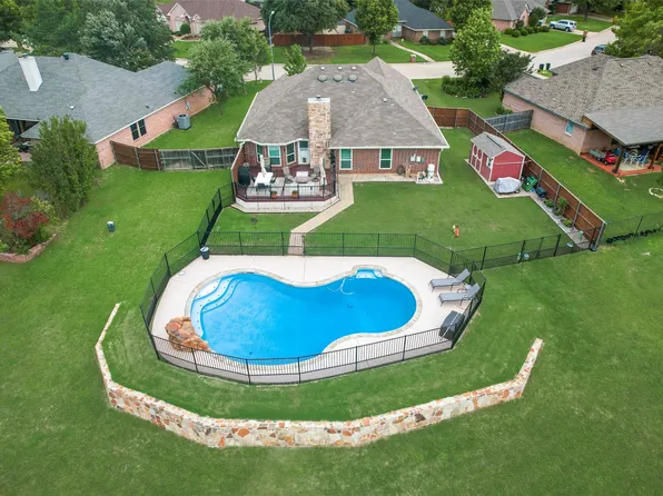 232 Blossom Ln, Hurst, TX 76053