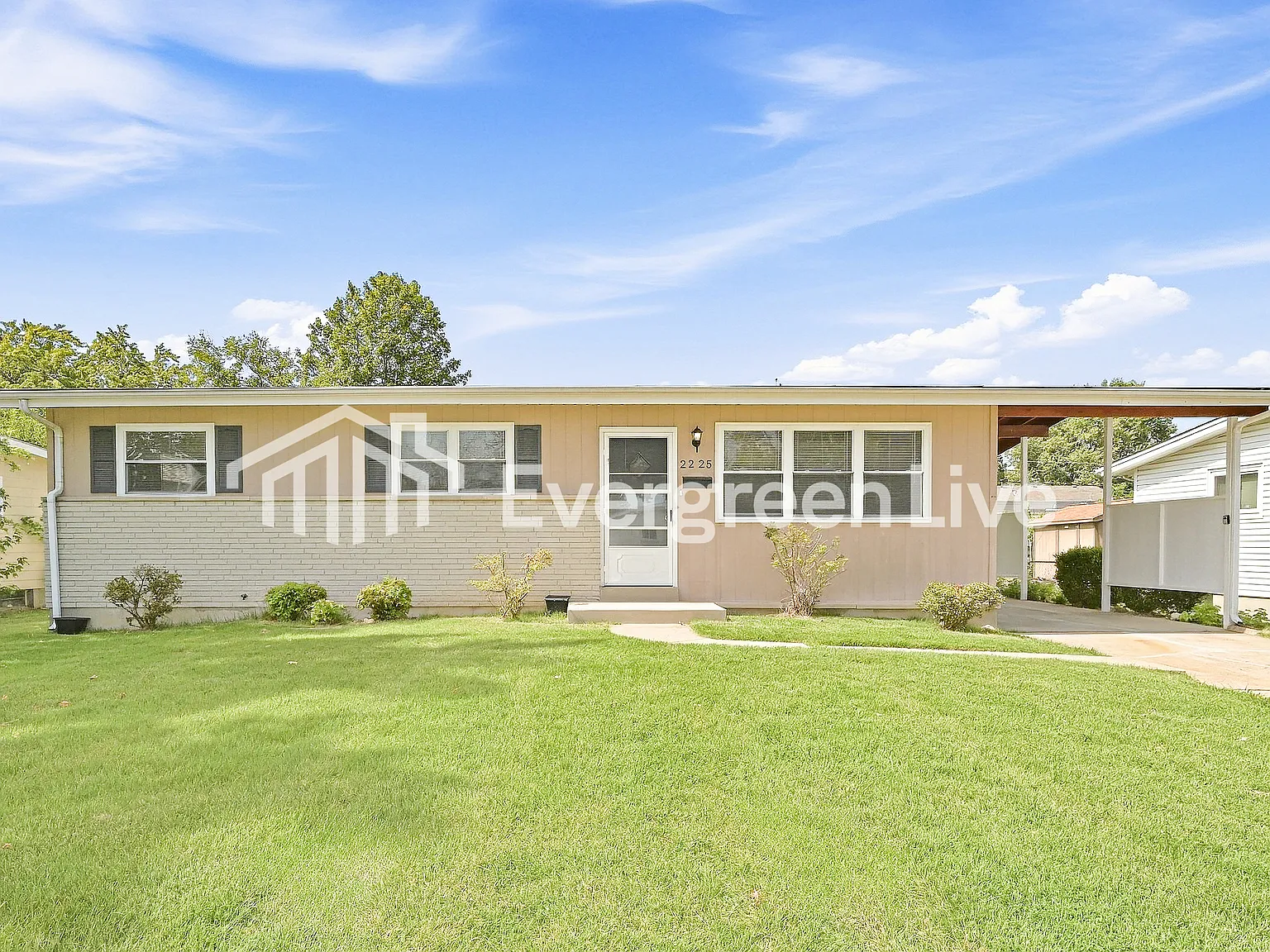 3 bed, 1.0 bath, 1025 sqft, $1,395 — Photo 1