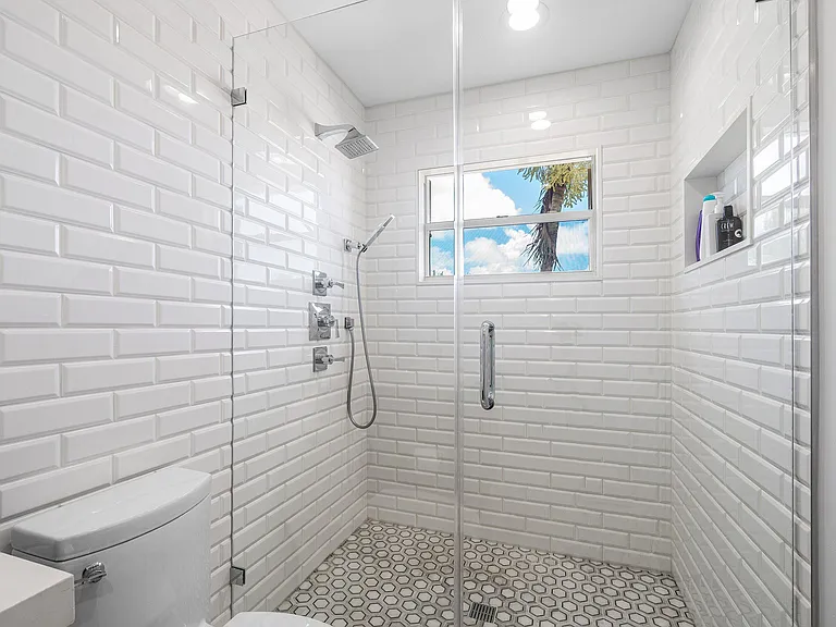 2404 NW 67th St — Photo 35