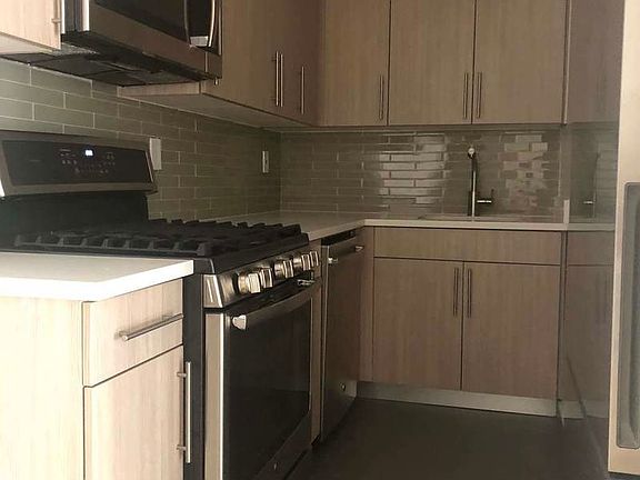 3rd image of 424 W 53rd St #615