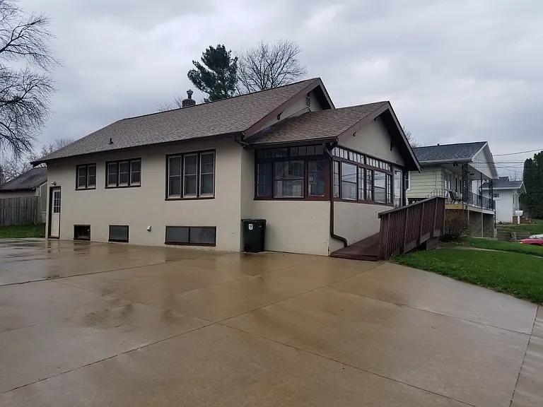 2221 Main St — Photo 2
