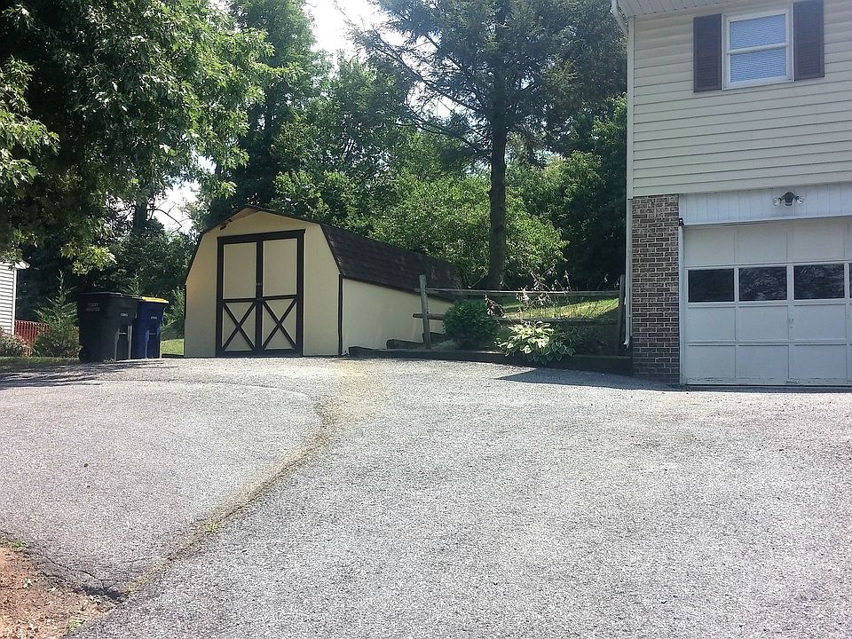 2nd image of 814 Limekiln Rd