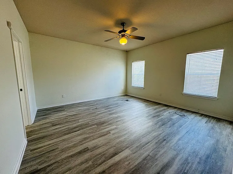 2705 Sandage Ave — Photo 3