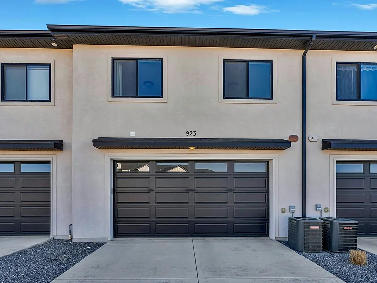 923 S 950 W — Photo 3
