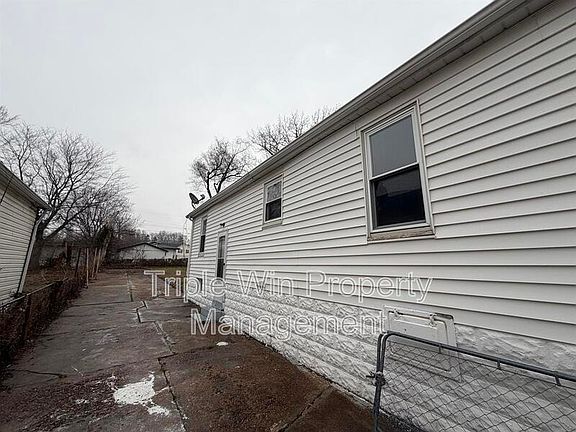 3rd image of 2527 Switzer Ave