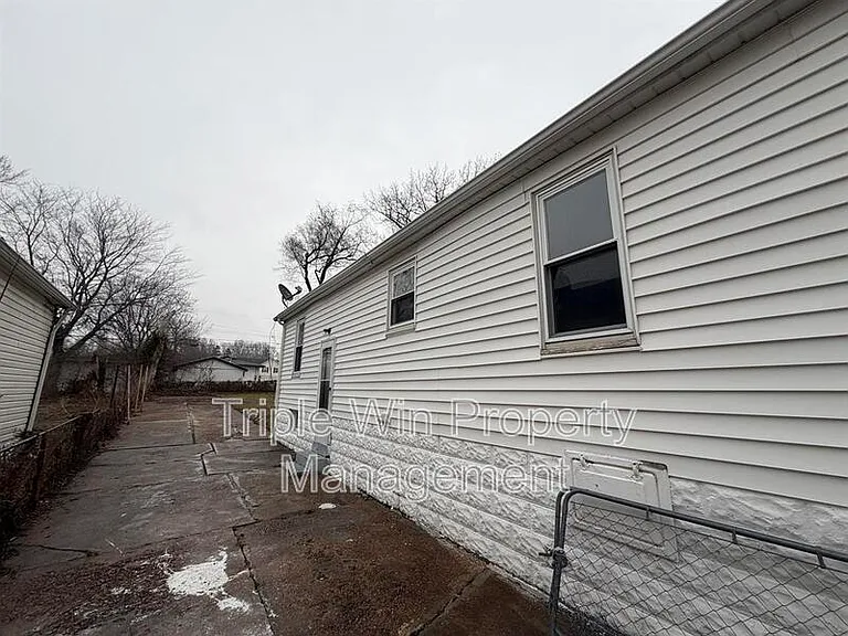 2527 Switzer Ave — Photo 3