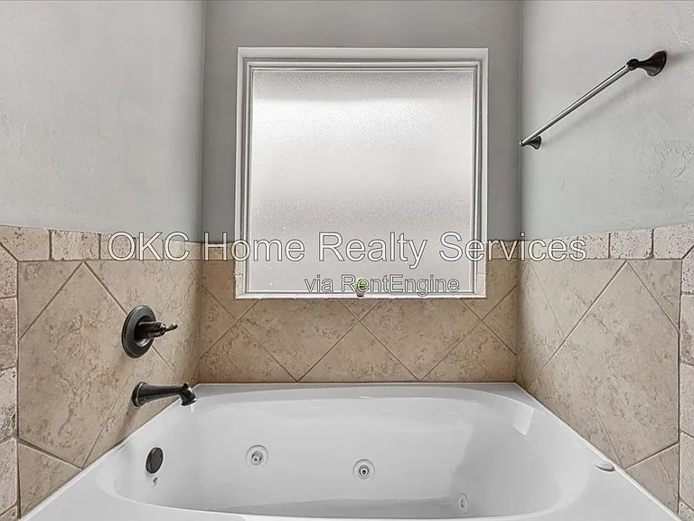 625 NE 23rd St — Photo 15