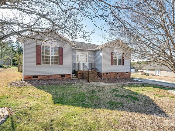 2nd image of 909 Blackstone Ln