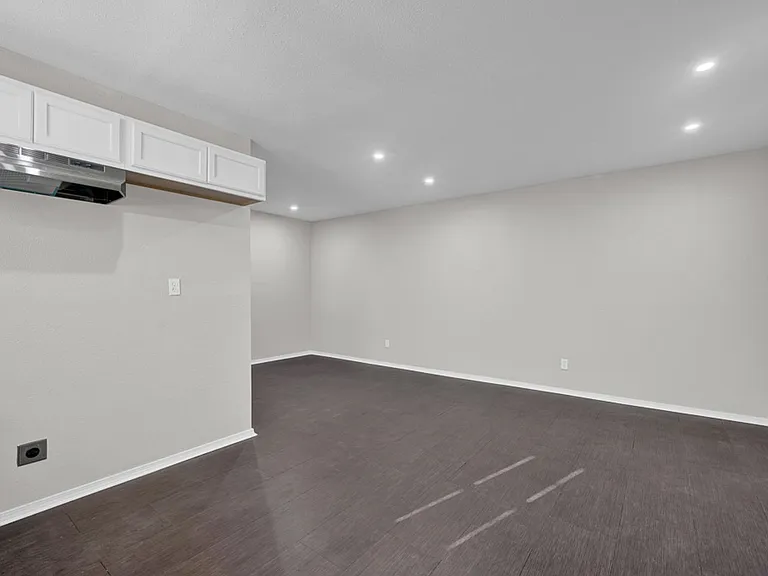 2103 N Marrs St — Photo 4