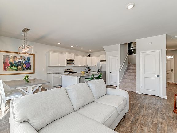 5th image of 2514 Applegrove Ln