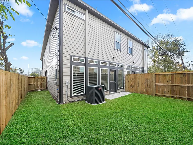 7242 Saint Augustine St #B — Photo 20