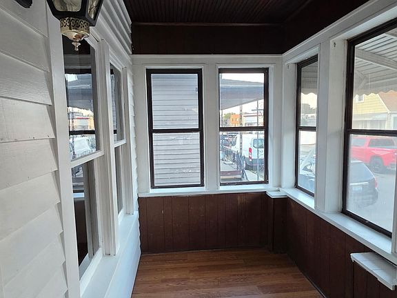 4th image of 314 Burke St