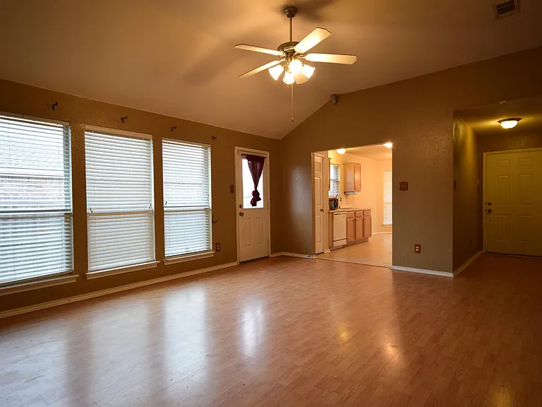 104 Meadow View Ln — Photo 3