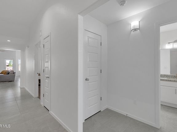 4th image of 3817 Perspective St