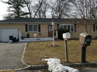 8 White Oak St, Middle Island, NY