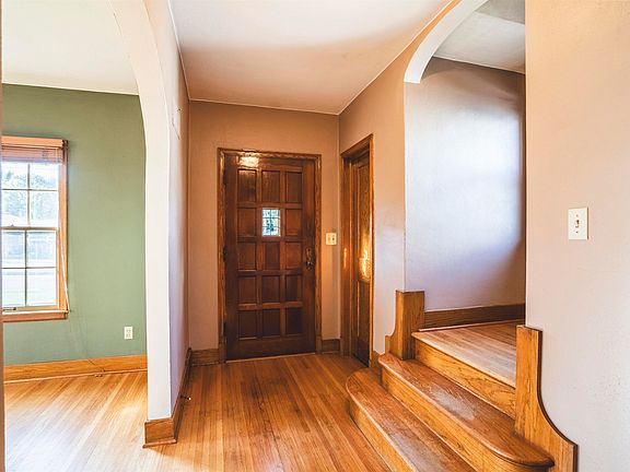 2nd image of 515 1st St NE