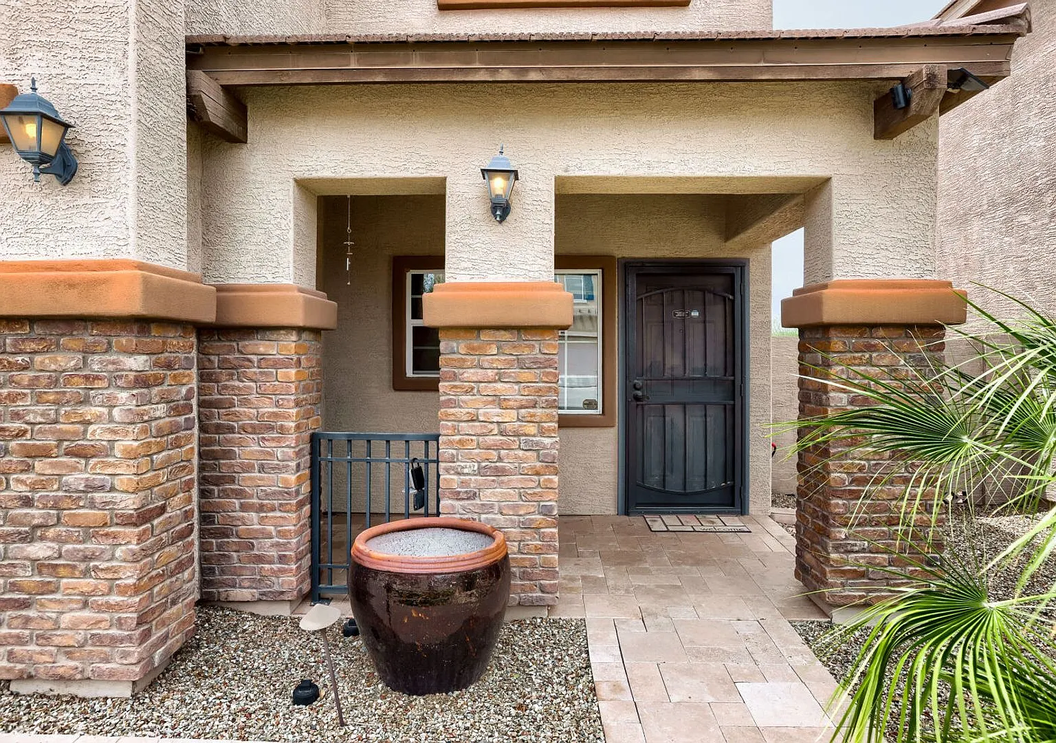 Gorgeous 3 bedroom home-former model homes with lots of upgrades! — Photo 2