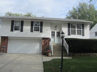 211 S Park Blvd, Streamwood, IL 60107