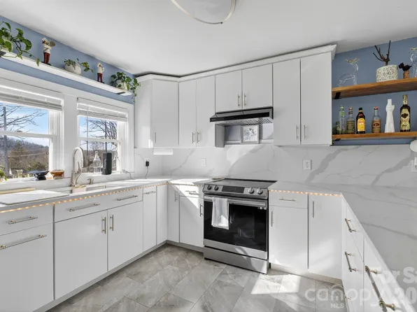 105 Countryside Dr SW, Lenoir, NC 28645