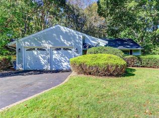12 Fairwood Ln, Coram, NY 11727
