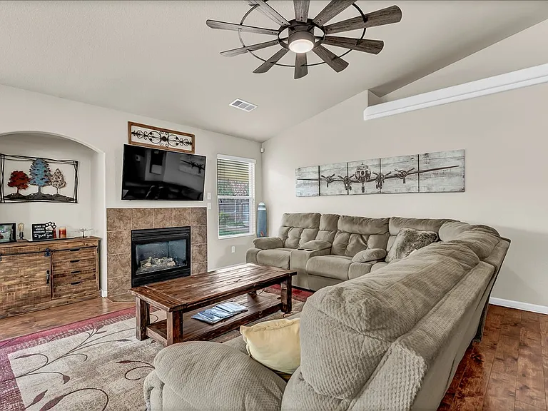 2435 N Crowe St — Photo 11