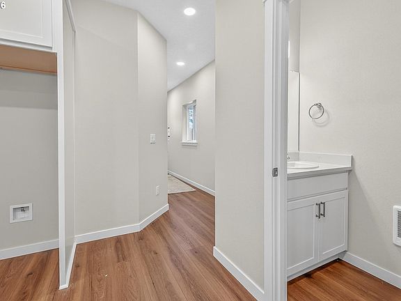 4th image of 9263 E Burnside St