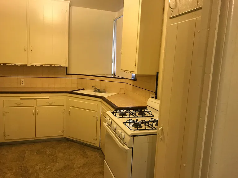 5744 Whitsett Ave — Photo 3