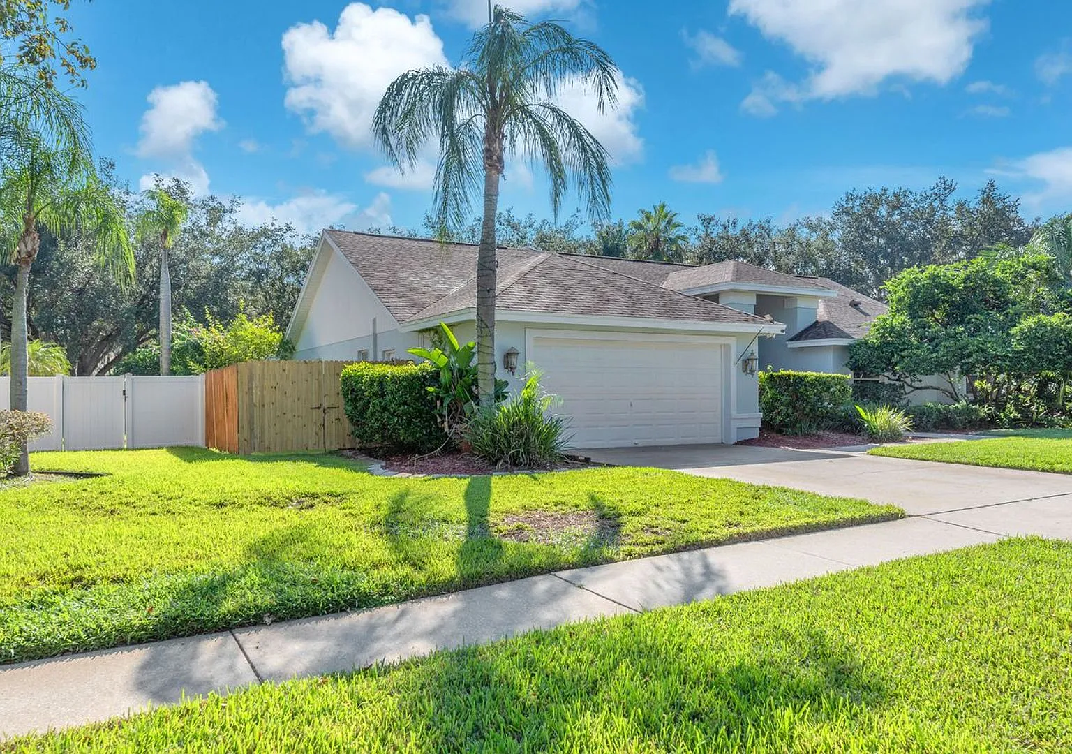 4 Bedroom 2 Bathroom Pool Home — Photo 2