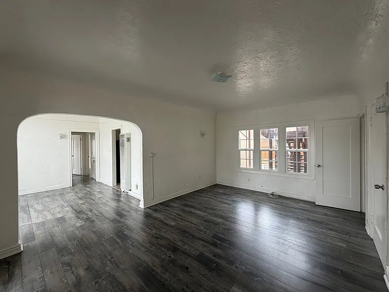 2612 Edgehill Dr — Photo 3
