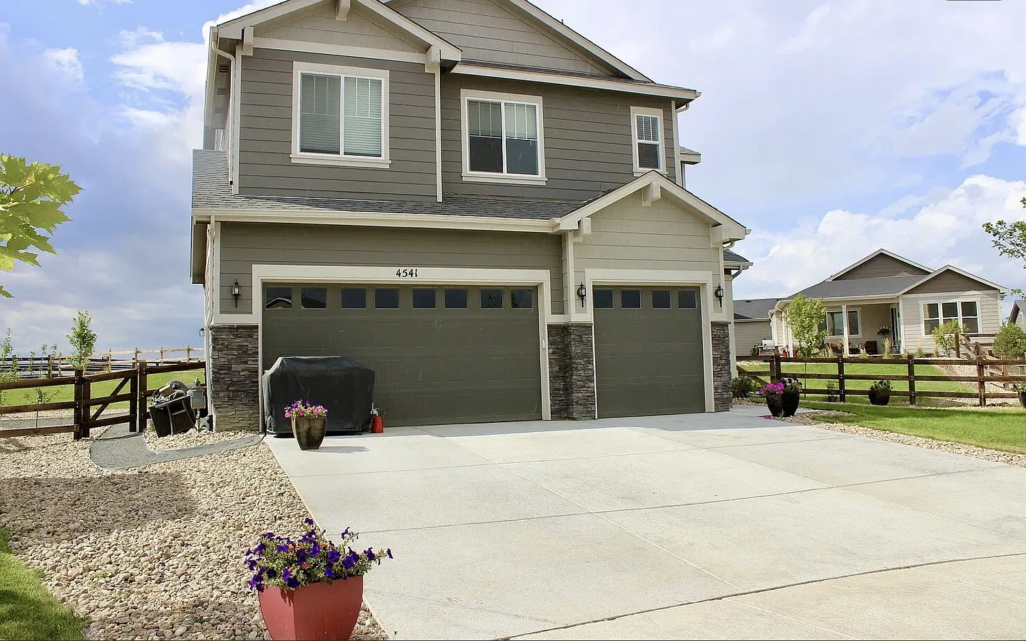 Available now - Spacious 5BD/3.5BA Home — Photo 2