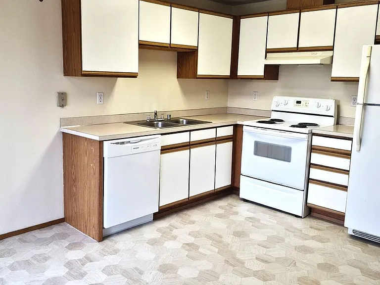 9006 Main St E — Photo 16