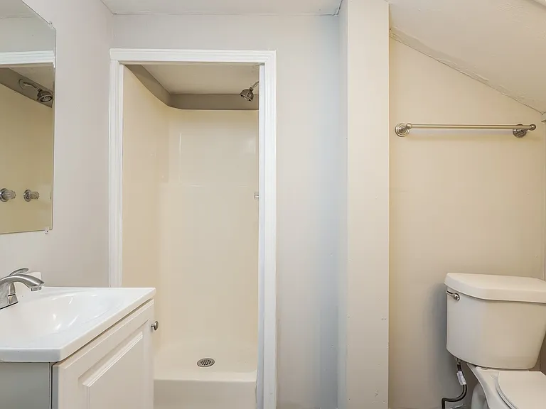 1504179_029_bathroom_13013796.jpg